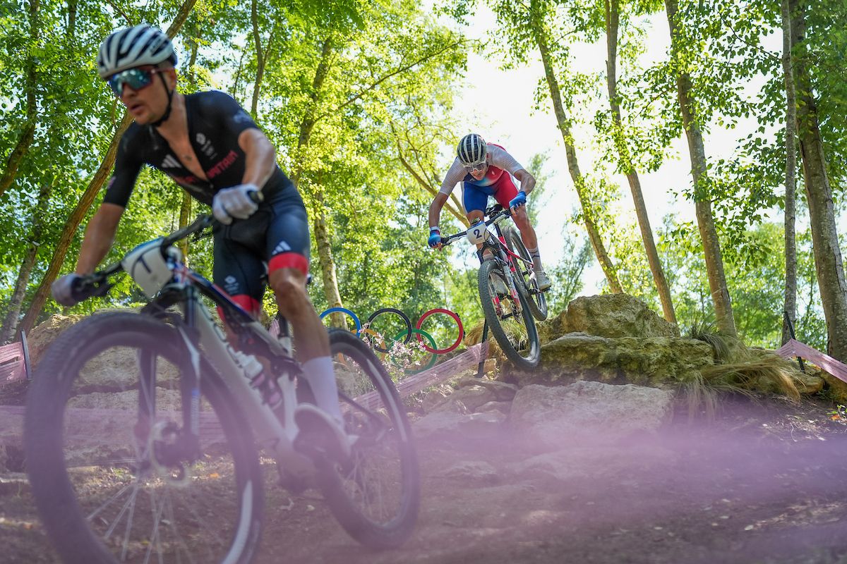 Errores Más Comunes en Carreras de MTB, entrenar en altitud para mtb en Bogotá, consejos para entrenar mtb en Bogotá, cómo entrenar ciclismo en altitud, ciclismo de montaña en Bogotá recomendaciones, entrenamiento en altura para ciclistas amateur, adaptación al entrenamiento en Bogotá mtb, beneficios de entrenar en altitud para mtb, rutas fáciles mtb Bogotá principiantes, entrenamiento de intervalos en altura ciclismo, cómo hidratarse al entrenar en altitud