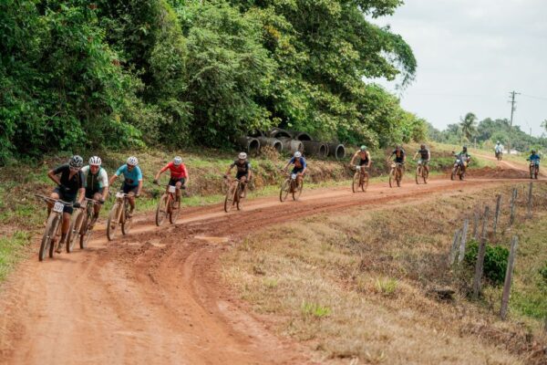 qué comer en una travesía larga de mtb, cuántos carbohidratos por hora en ciclismo de montaña, hidratación y sodio para ciclistas, recuperación post ruta mtb, evitar sobreentrenamiento mtb, plan de nutrición para travesías de ciclismo, proteína después del ciclismo, qué llevar para comer en una travesía mtb, guía de alimentación para ciclistas amateur