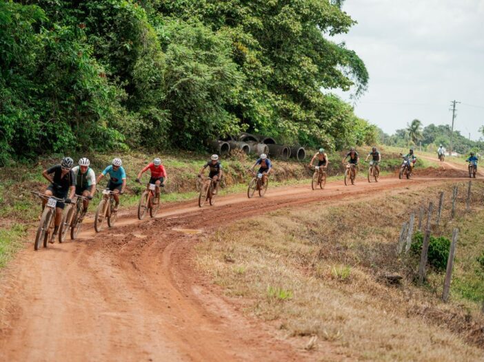 qué comer en una travesía larga de mtb, cuántos carbohidratos por hora en ciclismo de montaña, hidratación y sodio para ciclistas, recuperación post ruta mtb, evitar sobreentrenamiento mtb, plan de nutrición para travesías de ciclismo, proteína después del ciclismo, qué llevar para comer en una travesía mtb, guía de alimentación para ciclistas amateur