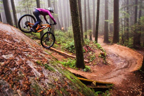 descenso bicicleta montaña, descenso en bici de ruta, técnicas para descender en bicicleta de montaña, descensos en mtb, bicicletas de descenso extremo, descensos mtb, descender en bicicleta en terrenos húmedos