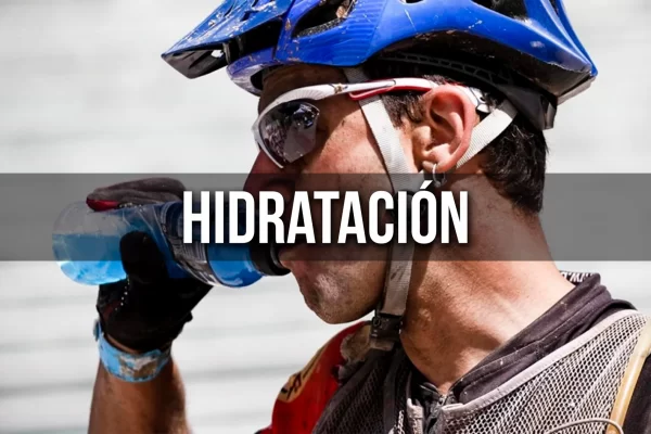 hidratación en ciclismo, hidratación en MTB, cómo hidratarse en ciclismo, errores al hidratarse en MTB, consejos de hidratación para ciclistas, hidratación para carreras de bicicleta, cuánta agua tomar en ciclismo, hidratación antes durante y después del ciclismo, hidratación para ciclistas amateur, hidratación para ciclistas competitivos, hidratación con sales minerales en MTB, bebidas para ciclistas en Colombia, hidratación en climas cálidos para ciclistas, hidratación en montaña para ciclistas