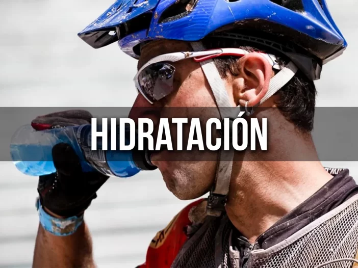 hidratación en ciclismo, hidratación en MTB, cómo hidratarse en ciclismo, errores al hidratarse en MTB, consejos de hidratación para ciclistas, hidratación para carreras de bicicleta, cuánta agua tomar en ciclismo, hidratación antes durante y después del ciclismo, hidratación para ciclistas amateur, hidratación para ciclistas competitivos, hidratación con sales minerales en MTB, bebidas para ciclistas en Colombia, hidratación en climas cálidos para ciclistas, hidratación en montaña para ciclistas