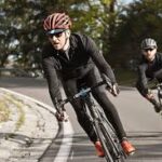 Ciclista colombiano usando ropa térmica durante un entrenamiento en clima frío en la sabana de Bogotá