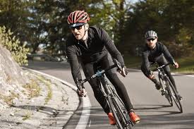 Ciclista colombiano usando ropa térmica durante un entrenamiento en clima frío en la sabana de Bogotá