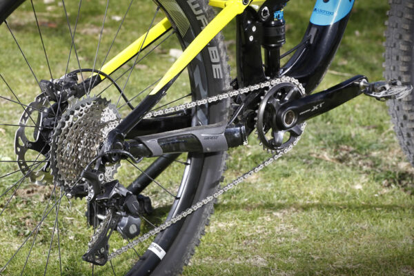cómo limpiar transmisión de bicicleta de montaña, evitar desgaste transmisión bici mtb, consejos para mantener transmisión limpia en ciclismo, trucos para proteger transmisión bicicleta en barro, limpieza de cadena y cassette en bicicleta, cómo cuidar transmisión en rutas con lodo, mantenimiento transmisión bicicleta ruta y gravel, cómo alargar vida útil de la transmisión bici, evitar que el barro dañe la bicicleta, transmisión bicicleta de montaña consejos prácticos, limpieza fácil de transmisión de bicicleta en casa, cómo proteger cadena bicicleta en terrenos húmedos, mejores prácticas para transmisión bicicleta en Colombia, guía de mantenimiento transmisión para ciclistas amateurs, qué hacer con la transmisión después de rodar en barro