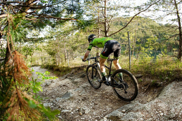 glosario de ciclismo, glosario de ciclismo mtb, glosario de ciclismo de montaña, glosario de ciclismo en español, glosario ciclismo carretera, diccionario de ciclismo, términos de ciclismo, términos de ciclismo de montaña, conceptos de ciclismo, abreviaturas en ciclismo, siglas de ciclismo, jerga ciclista, vocabulario ciclista, definiciones de ciclismo, palabras técnicas ciclismo, qué significa rpm en ciclismo, qué significa cadencia en ciclismo, qué es ftp en ciclismo, qué es vo2max en ciclismo, glosario entrenamiento ciclista, términos básicos de ciclismo, conceptos de ciclismo para principiantes, terminología ciclismo competitivo, diccionario mtb, glosario mountain bike, términos usados en mtb, expresiones ciclistas colombianas, palabras clave ciclismo mtb, conceptos avanzados de ciclismo, guía de términos de ciclismo, terminología ciclismo profesional, jerga en carreras mtb, vocabulario ciclismo ruta, definiciones mtb colombia, conceptos básicos de mountain bike, glosario de ciclismo para principiantes, glosario de ciclismo para expertos, términos de entrenamiento ciclista, conceptos de ciclismo y mtb, guía completa de ciclismo en colombia