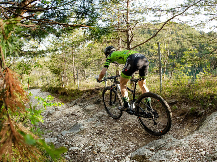 glosario de ciclismo, glosario de ciclismo mtb, glosario de ciclismo de montaña, glosario de ciclismo en español, glosario ciclismo carretera, diccionario de ciclismo, términos de ciclismo, términos de ciclismo de montaña, conceptos de ciclismo, abreviaturas en ciclismo, siglas de ciclismo, jerga ciclista, vocabulario ciclista, definiciones de ciclismo, palabras técnicas ciclismo, qué significa rpm en ciclismo, qué significa cadencia en ciclismo, qué es ftp en ciclismo, qué es vo2max en ciclismo, glosario entrenamiento ciclista, términos básicos de ciclismo, conceptos de ciclismo para principiantes, terminología ciclismo competitivo, diccionario mtb, glosario mountain bike, términos usados en mtb, expresiones ciclistas colombianas, palabras clave ciclismo mtb, conceptos avanzados de ciclismo, guía de términos de ciclismo, terminología ciclismo profesional, jerga en carreras mtb, vocabulario ciclismo ruta, definiciones mtb colombia, conceptos básicos de mountain bike, glosario de ciclismo para principiantes, glosario de ciclismo para expertos, términos de entrenamiento ciclista, conceptos de ciclismo y mtb, guía completa de ciclismo en colombia