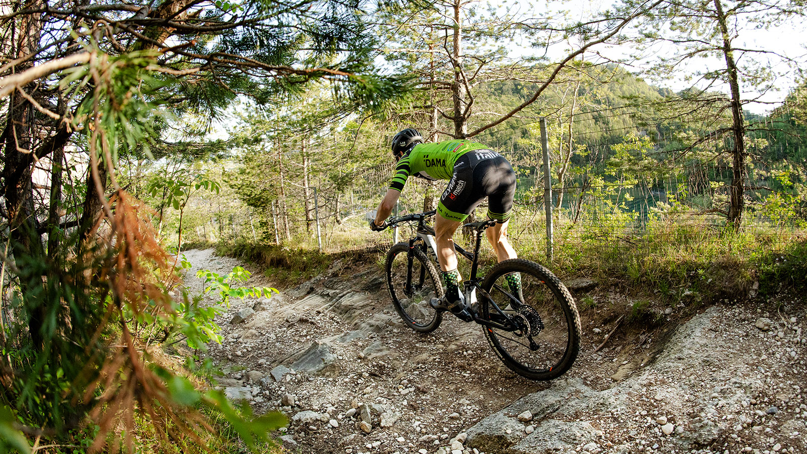 glosario de ciclismo, glosario de ciclismo mtb, glosario de ciclismo de montaña, glosario de ciclismo en español, glosario ciclismo carretera, diccionario de ciclismo, términos de ciclismo, términos de ciclismo de montaña, conceptos de ciclismo, abreviaturas en ciclismo, siglas de ciclismo, jerga ciclista, vocabulario ciclista, definiciones de ciclismo, palabras técnicas ciclismo, qué significa rpm en ciclismo, qué significa cadencia en ciclismo, qué es ftp en ciclismo, qué es vo2max en ciclismo, glosario entrenamiento ciclista, términos básicos de ciclismo, conceptos de ciclismo para principiantes, terminología ciclismo competitivo, diccionario mtb, glosario mountain bike, términos usados en mtb, expresiones ciclistas colombianas, palabras clave ciclismo mtb, conceptos avanzados de ciclismo, guía de términos de ciclismo, terminología ciclismo profesional, jerga en carreras mtb, vocabulario ciclismo ruta, definiciones mtb colombia, conceptos básicos de mountain bike, glosario de ciclismo para principiantes, glosario de ciclismo para expertos, términos de entrenamiento ciclista, conceptos de ciclismo y mtb, guía completa de ciclismo en colombia, MTB recreativo, ciclomontañismo recreativo, MTB competitivo, ciclismo de montaña competitivo, diferencias MTB recreativo y competitivo, MTB para principiantes, ciclismo recreativo vs competitivo, entrenamiento MTB recreativo, entrenamiento MTB competitivo, ritmo de carrera MTB, cómo empezar en MTB recreativo, cómo pasar de MTB recreativo a competitivo, equipo para MTB recreativo, equipo para MTB competitivo, metas en ciclismo recreativo, rendimiento en ciclismo competitivo, bike fit para MTB, intensidad en MTB competitivo, rutinas para ciclistas de montaña, ciclomontañismo para aficionados, tipos de ciclistas MTB, MTB Colombia recreativo, MTB Colombia competitivo, qué es MTB recreativo, qué es MTB competitivo, diferencias entre ciclista recreativo y ciclista competitivo, ciclismo amateur vs profesional MTB, niveles de MTB, categorías en MTB competitivo, progresión en MTB, cómo mejorar en MTB, consejos para ciclistas recreativos MTB, cómo entrenar para carreras MTB, ciclismo recreativo beneficios, exigencia física MTB competitivo, plan de entrenamiento MTB Colombia, MTB para adultos principiantes, vida saludable con MTB, ciclismo de montaña rendimiento