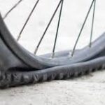 cómo arreglar una llanta despinchada en bicicleta de montaña, tutorial reparar pinchazo MTB, cómo cambiar una cámara de bicicleta de montaña, reparar rueda MTB en casa, guía para ciclistas principiantes despinchar bici, reparar llanta pinchada MTB paso a paso, cómo usar parches para bicicleta MTB, kit reparación bicicleta montaña, cómo cambiar la cámara de aire MTB, arreglar pinchazo en ruta MTB