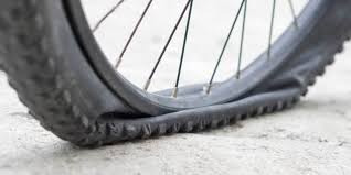 cómo arreglar una llanta despinchada en bicicleta de montaña, tutorial reparar pinchazo MTB, cómo cambiar una cámara de bicicleta de montaña, reparar rueda MTB en casa, guía para ciclistas principiantes despinchar bici, reparar llanta pinchada MTB paso a paso, cómo usar parches para bicicleta MTB, kit reparación bicicleta montaña, cómo cambiar la cámara de aire MTB, arreglar pinchazo en ruta MTB