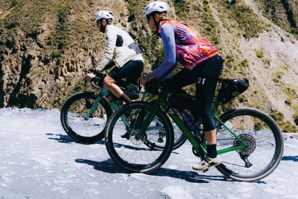 gravel en Colombia, tendencias en gravel y MTB, gravel y MTB diferencias, ciclismo gravel Colombia, eventos gravel en Colombia, rutas gravel cerca de Bogotá, cicloturismo en gravel Colombia, comunidad gravel MTB, bicicletas gravel vs MTB, entrenamiento gravel y MTB, ciclismo de aventura en Colombia, travesías gravel en Colombia, competencias gravel Colombia, turismo en bicicleta gravel, gravel bike en el Eje Cafetero, gravel en los Llanos Orientales, MTB y gravel entrenamientos cruzados, rutas mixtas gravel y MTB, ciclismo de montaña y gravel en Colombia, innovación bicicletas gravel Colombia