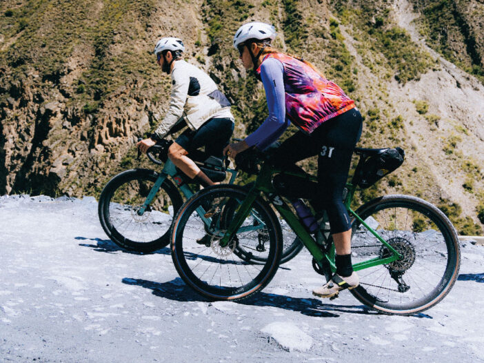 gravel en Colombia, tendencias en gravel y MTB, gravel y MTB diferencias, ciclismo gravel Colombia, eventos gravel en Colombia, rutas gravel cerca de Bogotá, cicloturismo en gravel Colombia, comunidad gravel MTB, bicicletas gravel vs MTB, entrenamiento gravel y MTB, ciclismo de aventura en Colombia, travesías gravel en Colombia, competencias gravel Colombia, turismo en bicicleta gravel, gravel bike en el Eje Cafetero, gravel en los Llanos Orientales, MTB y gravel entrenamientos cruzados, rutas mixtas gravel y MTB, ciclismo de montaña y gravel en Colombia, innovación bicicletas gravel Colombia