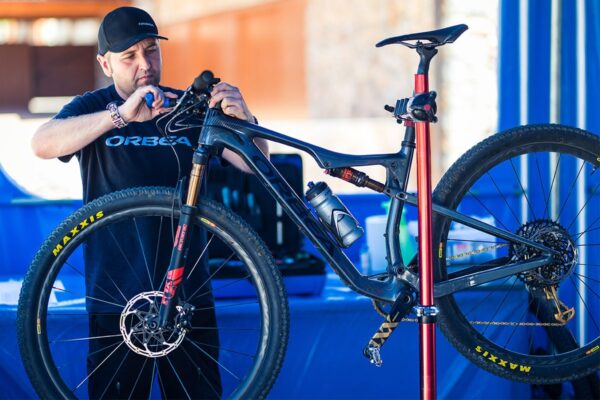cada cuánto hacer mantenimiento a una bicicleta de montaña, mantenimiento bicicleta de montaña, mantenimiento bicicleta de ruta, limpieza bicicleta mtb, cómo cuidar bicicleta de montaña, cada cuánto lubricar la cadena de la bicicleta, revisión frenos bicicleta mtb, mantenimiento transmisión bicicleta, consejos mantenimiento bicicleta de ruta, mantenimiento básico bicicleta montaña, revisión bicicleta antes de competir, servicio completo bicicleta mtb, mantenimiento suspensión bicicleta montaña, cómo alargar vida útil de la bicicleta, checklist mantenimiento bicicleta, mantenimiento preventivo bicicleta, recomendaciones cuidado bicicleta mtb, mantenimiento profesional bicicleta, revisión anual bicicleta montaña, cuidados después de cada rodada mtb, mantenimiento mensual bicicleta de ruta, cómo limpiar transmisión bicicleta, desgaste cadena bicicleta mtb, cada cuánto cambiar transmisión bicicleta, mantenimiento avanzado bicicleta montaña