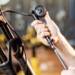 calibrar suspensión delantera MTB según el peso, cómo ajustar suspensión delantera MTB, presión ideal suspensión delantera bicicleta de montaña, ajuste de SAG en suspensión MTB, calibrar suspensión MTB RockShox, calibrar suspensión MTB Fox, presión recomendada suspensión MTB por peso, cómo regular el rebote de suspensión delantera MTB, errores al calibrar suspensión MTB, guía de suspensión MTB para ciclistas, consejos para suspensión delantera MTB, calibración horquilla MTB principiantes, suspensión delantera MTB para ciclistas amateur, cómo medir el SAG en bicicletas de montaña, configuración suspensión delantera según el terreno, mantenimiento y ajuste suspensión MTB, calibrar horquilla bicicleta de montaña en Colombia, suspensión ideal para rutas de MTB en Colombia, presión horquilla MTB para ciclistas competitivos, ajustar suspensión delantera MTB para descensos