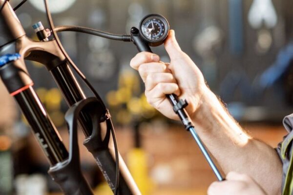 calibrar suspensión delantera MTB según el peso, cómo ajustar suspensión delantera MTB, presión ideal suspensión delantera bicicleta de montaña, ajuste de SAG en suspensión MTB, calibrar suspensión MTB RockShox, calibrar suspensión MTB Fox, presión recomendada suspensión MTB por peso, cómo regular el rebote de suspensión delantera MTB, errores al calibrar suspensión MTB, guía de suspensión MTB para ciclistas, consejos para suspensión delantera MTB, calibración horquilla MTB principiantes, suspensión delantera MTB para ciclistas amateur, cómo medir el SAG en bicicletas de montaña, configuración suspensión delantera según el terreno, mantenimiento y ajuste suspensión MTB, calibrar horquilla bicicleta de montaña en Colombia, suspensión ideal para rutas de MTB en Colombia, presión horquilla MTB para ciclistas competitivos, ajustar suspensión delantera MTB para descensos