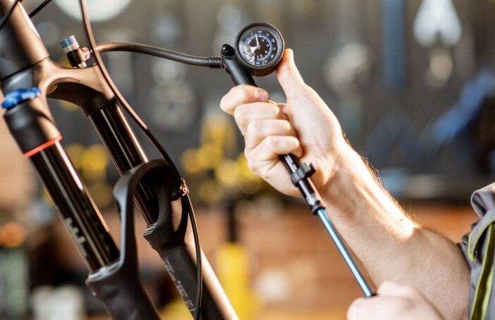 calibrar suspensión delantera MTB según el peso, cómo ajustar suspensión delantera MTB, presión ideal suspensión delantera bicicleta de montaña, ajuste de SAG en suspensión MTB, calibrar suspensión MTB RockShox, calibrar suspensión MTB Fox, presión recomendada suspensión MTB por peso, cómo regular el rebote de suspensión delantera MTB, errores al calibrar suspensión MTB, guía de suspensión MTB para ciclistas, consejos para suspensión delantera MTB, calibración horquilla MTB principiantes, suspensión delantera MTB para ciclistas amateur, cómo medir el SAG en bicicletas de montaña, configuración suspensión delantera según el terreno, mantenimiento y ajuste suspensión MTB, calibrar horquilla bicicleta de montaña en Colombia, suspensión ideal para rutas de MTB en Colombia, presión horquilla MTB para ciclistas competitivos, ajustar suspensión delantera MTB para descensos