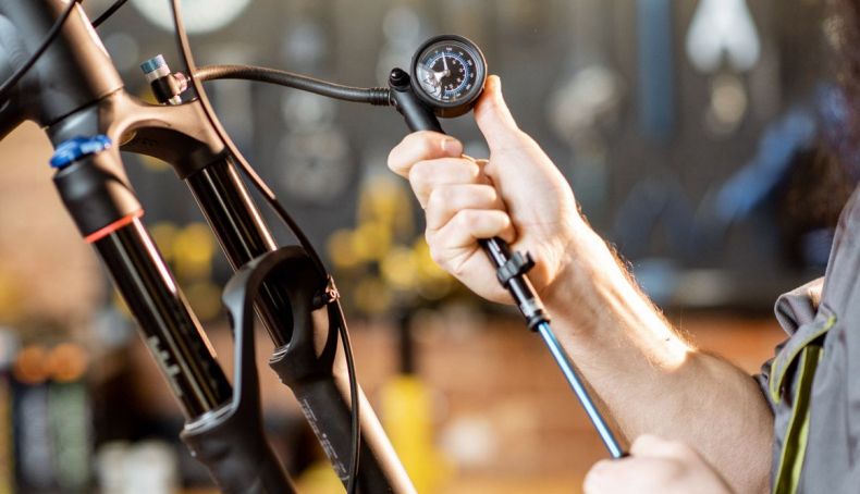 calibrar suspensión delantera MTB según el peso, cómo ajustar suspensión delantera MTB, presión ideal suspensión delantera bicicleta de montaña, ajuste de SAG en suspensión MTB, calibrar suspensión MTB RockShox, calibrar suspensión MTB Fox, presión recomendada suspensión MTB por peso, cómo regular el rebote de suspensión delantera MTB, errores al calibrar suspensión MTB, guía de suspensión MTB para ciclistas, consejos para suspensión delantera MTB, calibración horquilla MTB principiantes, suspensión delantera MTB para ciclistas amateur, cómo medir el SAG en bicicletas de montaña, configuración suspensión delantera según el terreno, mantenimiento y ajuste suspensión MTB, calibrar horquilla bicicleta de montaña en Colombia, suspensión ideal para rutas de MTB en Colombia, presión horquilla MTB para ciclistas competitivos, ajustar suspensión delantera MTB para descensos