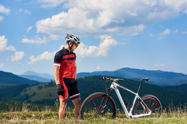 cómo empezar en el ciclismo de montaña paso a paso, primera bicicleta MTB principiantes, técnica básica MTB para novatos, equipo esencial MTB, plan de entrenamiento MTB principiantes, reglas de sendero MTB, rutas fáciles de MTB en Colombia, mejor bicicleta para empezar MTB, cómo empezar en el ciclismo de montaña paso a paso, guía MTB para principiantes en Colombia, técnica básica MTB para novatos, posición en la bici de montaña para empezar, equipo esencial MTB principiantes, reglas IMBA para MTB, plan de entrenamiento MTB novatos 4 semanas, cómo frenar y girar en MTB, mejores rutas MTB para empezar cerca de mí, hardtail o doble suspensión para empezar MTB, qué llevar a mi primera travesía MTB, licencia y reglamento MTB en Colombia para principiantes
