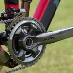 transmisión 1x12 mtb, transmisión 2x11 mtb, diferencias transmisión 1x12 y 2x11, ventajas transmisión 1x12 mtb, desventajas transmisión 1x12 mtb, ventajas transmisión 2x11 mtb, desventajas transmisión 2x11 mtb, cuál es mejor transmisión mtb 1x12 o 2x11, mtb transmisión para principiantes, transmisión para ciclistas avanzados mtb, transmisión para ciclomontañismo, transmisiones para bicicleta de montaña, mtb cambios 1x12 vs 2x11, transmisión para ruta mtb, mantenimiento transmisión mtb, durabilidad transmisión 1x12, durabilidad transmisión 2x11, mtb cambios modernos, guía de transmisiones mtb, consejos elegir transmisión mtb, diferencias en piñones y platos mtb, rango de desarrollos 1x12 mtb, rango de desarrollos 2x11 mtb, peso transmisión 1x12 vs 2x11, ciclismo montaña transmisión ideal