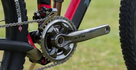 transmisión 1x12 mtb, transmisión 2x11 mtb, diferencias transmisión 1x12 y 2x11, ventajas transmisión 1x12 mtb, desventajas transmisión 1x12 mtb, ventajas transmisión 2x11 mtb, desventajas transmisión 2x11 mtb, cuál es mejor transmisión mtb 1x12 o 2x11, mtb transmisión para principiantes, transmisión para ciclistas avanzados mtb, transmisión para ciclomontañismo, transmisiones para bicicleta de montaña, mtb cambios 1x12 vs 2x11, transmisión para ruta mtb, mantenimiento transmisión mtb, durabilidad transmisión 1x12, durabilidad transmisión 2x11, mtb cambios modernos, guía de transmisiones mtb, consejos elegir transmisión mtb, diferencias en piñones y platos mtb, rango de desarrollos 1x12 mtb, rango de desarrollos 2x11 mtb, peso transmisión 1x12 vs 2x11, ciclismo montaña transmisión ideal