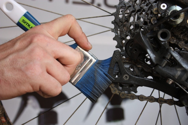 errores al lavar una bicicleta, cómo lavar una bicicleta de montaña correctamente, cuidados al lavar una bicicleta MTB, mantenimiento de bicicleta de montaña, limpieza de bicicleta de montaña paso a paso, qué no hacer al limpiar bicicleta, mejores consejos para lavar bicicleta MTB, productos para limpiar bicicleta de montaña, lavar bicicleta con hidrolavadora es malo, cómo secar bicicleta después de lavar