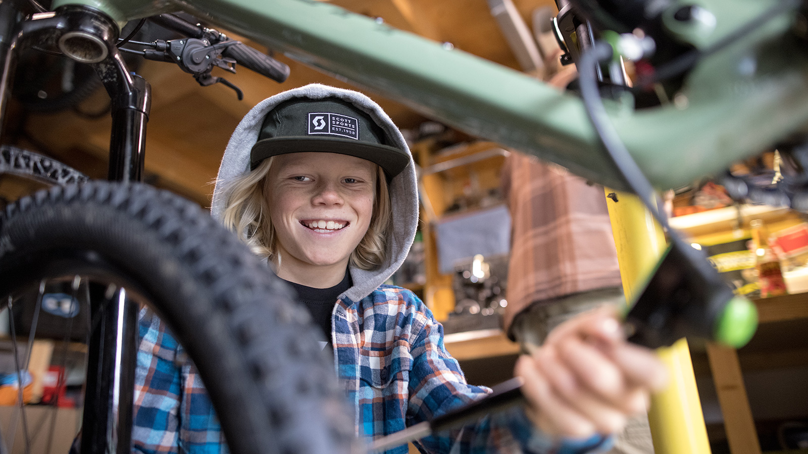 limpieza de bicicleta MTB, cuidado de la bicicleta después de travesía, cómo limpiar bicicleta de montaña, mantenimiento bicicleta MTB Colombia, lavado de bicicleta de montaña, desengrasar cadena bicicleta MTB, limpieza transmisión bicicleta, secado bicicleta después de lluvia, lubricación de cadena MTB, cuidados bicicleta para ciclistas amateur, limpieza bicicleta después de barro, cómo cuidar bicicleta de montaña en Colombia, limpieza de bicicleta para ciclistas competitivos, mantenimiento básico MTB, consejos para limpiar bicicleta de montaña, productos para lavar bicicleta MTB, errores al lavar bicicleta, bicicleta lista para la próxima travesía, cuidado bicicleta ruta y MTB, limpieza profesional de bicicletas MTB