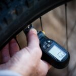 presión ideal de llantas MTB, presión de llantas para bicicleta de montaña, cuánta presión deben tener las llantas MTB, presión neumáticos MTB según el terreno, presión llantas MTB con tubeless, presión recomendada bicicleta montaña, calibrar presión de llantas MTB, presión baja o alta en llantas de MTB, consejos para inflar llantas de bicicleta de montaña, presión adecuada llantas MTB para ciclistas amateur, presión ideal MTB para terreno rocoso, presión llantas MTB para barro, presión neumáticos MTB para asfalto, guía de presión llantas MTB