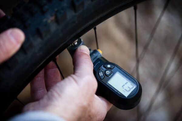 presión ideal de llantas MTB, presión de llantas para bicicleta de montaña, cuánta presión deben tener las llantas MTB, presión neumáticos MTB según el terreno, presión llantas MTB con tubeless, presión recomendada bicicleta montaña, calibrar presión de llantas MTB, presión baja o alta en llantas de MTB, consejos para inflar llantas de bicicleta de montaña, presión adecuada llantas MTB para ciclistas amateur, presión ideal MTB para terreno rocoso, presión llantas MTB para barro, presión neumáticos MTB para asfalto, guía de presión llantas MTB