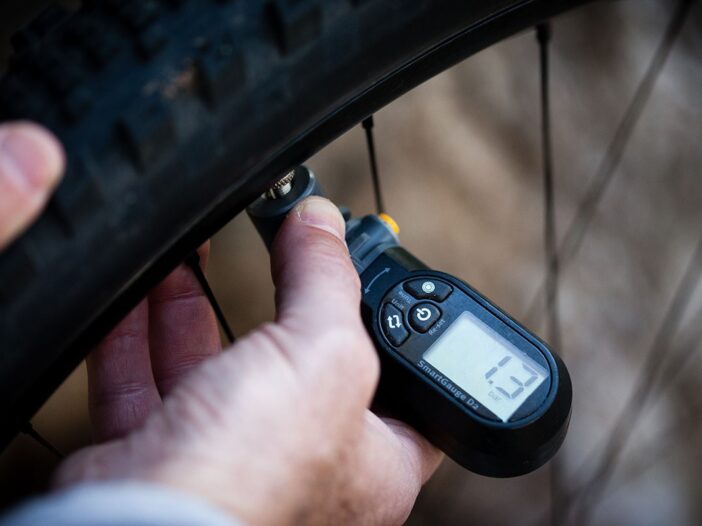 presión ideal de llantas MTB, presión de llantas para bicicleta de montaña, cuánta presión deben tener las llantas MTB, presión neumáticos MTB según el terreno, presión llantas MTB con tubeless, presión recomendada bicicleta montaña, calibrar presión de llantas MTB, presión baja o alta en llantas de MTB, consejos para inflar llantas de bicicleta de montaña, presión adecuada llantas MTB para ciclistas amateur, presión ideal MTB para terreno rocoso, presión llantas MTB para barro, presión neumáticos MTB para asfalto, guía de presión llantas MTB