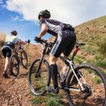 entrenamiento mtb, entrenamiento mtb para principiantes, cómo entrenar para mtb, plan de entrenamiento mtb, entrenamiento de fuerza para ciclistas mtb, ejercicios de fuerza para ciclomontañismo, resistencia para ciclistas mtb, cómo mejorar la resistencia en mtb, técnica en bicicleta de montaña, técnicas para descender en mtb, técnicas de frenado mtb, cómo mejorar la técnica en ciclismo de montaña, entrenamiento aeróbico para ciclistas, entrenamiento por zonas de potencia mtb, zonas de frecuencia cardíaca para mtb, preparar travesías mtb, cómo subir mejor en bicicleta de montaña, entrenamiento mtb colombia, consejos para ciclistas de montaña, pedaleo eficiente en mtb, cómo aumentar la potencia en mtb, entrenamiento para competencias de mtb, preparación física para ciclistas mtb, entrenamiento anual mtb, rutinas para ciclomontañistas, tips de ciclismo de montaña, entrenamiento para travesías largas, guía de entrenamiento mtb, entrenamiento de base aeróbica mtb, cómo entrenar técnica en mtb, entrenamiento de equilibrio mtb, fuerza funcional para ciclistas, cómo mejorar cadencia en mtb, progresión en ciclismo de montaña, entrenamiento para xcm, preparación para carreras de mtb en colombia