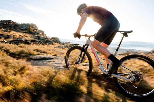 entrenamiento para ultrafondo en bicicleta, preparación física para ciclismo de ultrafondo, cómo entrenar para un reto de ultradistancia, consejos para ciclistas de ultrafondo, nutrición para ciclismo de larga distancia, estrategia de hidratación para ultrafondo, entrenamiento de resistencia para ciclistas, plan de entrenamiento para ciclismo de fondo, cómo mejorar la resistencia en ciclismo, técnicas de recuperación para ciclistas, descanso para deportistas de ultrafondo, fuerza y estabilidad para ciclistas, cómo evitar lesiones en ultrafondo, entrenamiento mental para ciclistas, preparación para retos de larga distancia, cómo aumentar el rendimiento en ciclismo de fondo, entrenamiento por zonas de potencia para ultrafondo, FTP para ciclistas de fondo, suplementos para ciclismo de ultradistancia, qué comer antes de un reto de ultrafondo, ciclismo de resistencia en Colombia, deportes de fondo y resistencia, guía para ciclistas de larga distancia, claves para completar un reto de ultrafondo, preparación integral para deportistas de resistencia