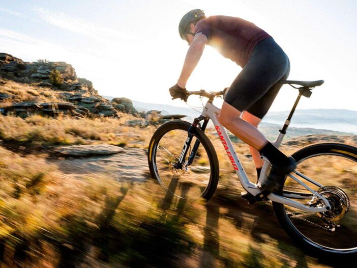 entrenamiento para ultrafondo en bicicleta, preparación física para ciclismo de ultrafondo, cómo entrenar para un reto de ultradistancia, consejos para ciclistas de ultrafondo, nutrición para ciclismo de larga distancia, estrategia de hidratación para ultrafondo, entrenamiento de resistencia para ciclistas, plan de entrenamiento para ciclismo de fondo, cómo mejorar la resistencia en ciclismo, técnicas de recuperación para ciclistas, descanso para deportistas de ultrafondo, fuerza y estabilidad para ciclistas, cómo evitar lesiones en ultrafondo, entrenamiento mental para ciclistas, preparación para retos de larga distancia, cómo aumentar el rendimiento en ciclismo de fondo, entrenamiento por zonas de potencia para ultrafondo, FTP para ciclistas de fondo, suplementos para ciclismo de ultradistancia, qué comer antes de un reto de ultrafondo, ciclismo de resistencia en Colombia, deportes de fondo y resistencia, guía para ciclistas de larga distancia, claves para completar un reto de ultrafondo, preparación integral para deportistas de resistencia